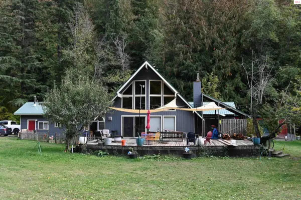 900 Trestle Creek Rd, Hope, ID 83836