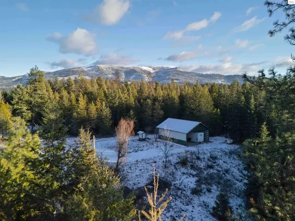 424 Sanborn Crk Rd, Priest River, ID 83856