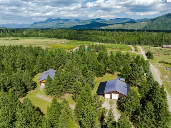 397 Doe Road, Naples, ID 83847