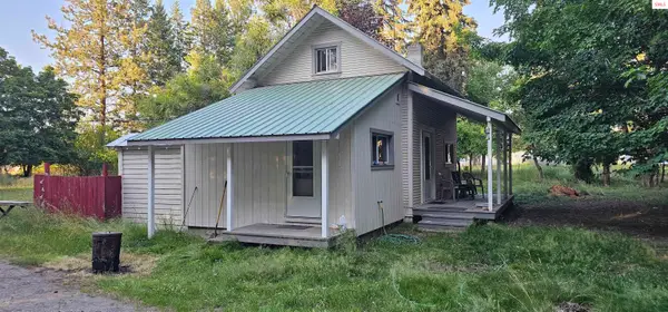 2353 Roosevelt Rd, Moyie Springs, ID 83845