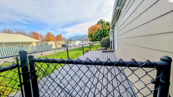 2402 W Pellinore Way, Post Falls, ID 83854