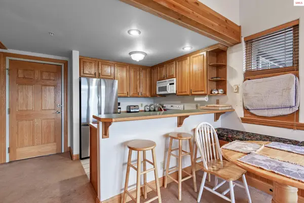 166 Village Ln, Sandpoint, ID 83864