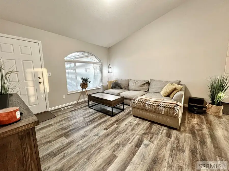 978 Edinburg Circle, Ammon, ID 83406 - Image #2