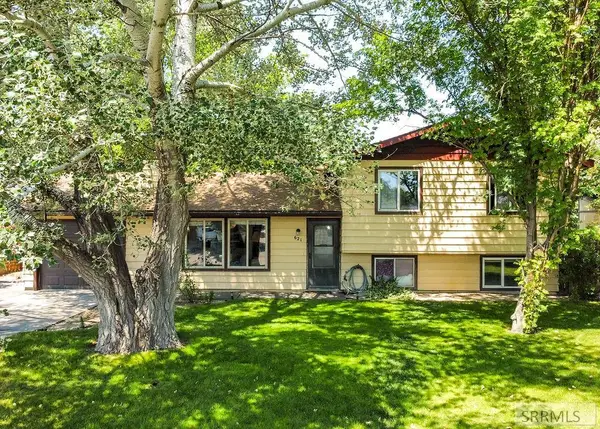 621 Lakeside Drive, BLACKFOOT, ID 83221