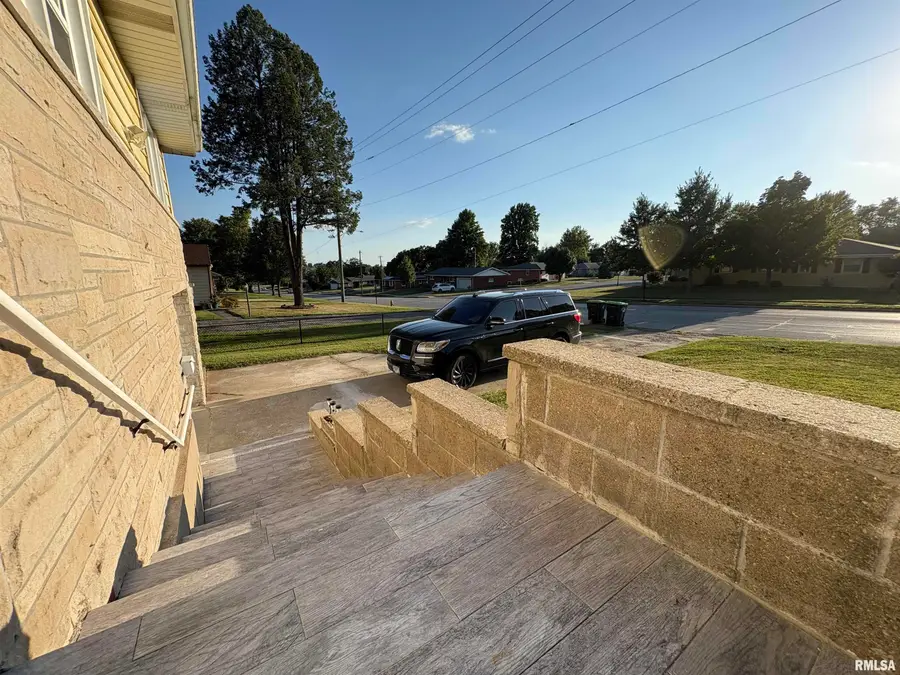 414 Westgate Avenue, Jacksonville, IL 62650 - #3