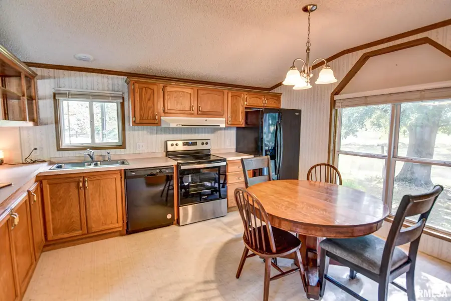 1553 S Shumway Street, Taylorville, IL 62568 - Image #2