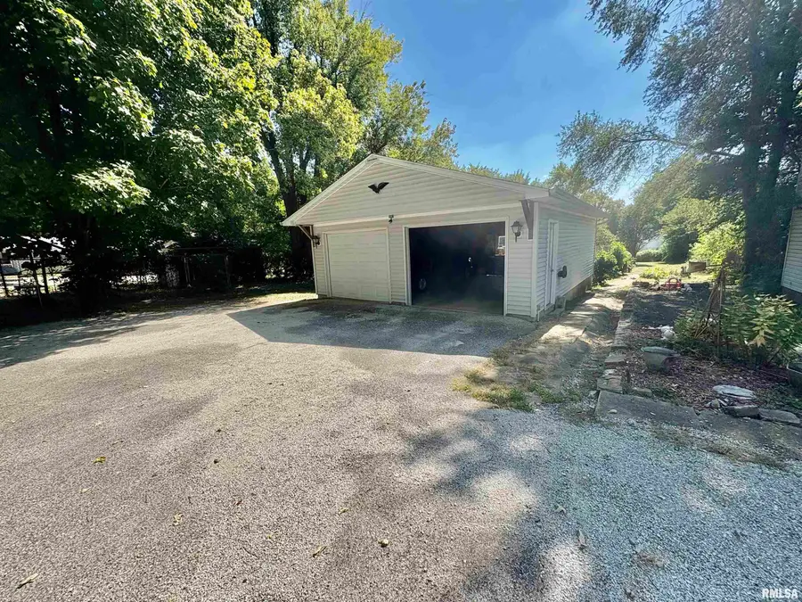 697 E State Street, Jacksonville, IL 62650 - Image #3