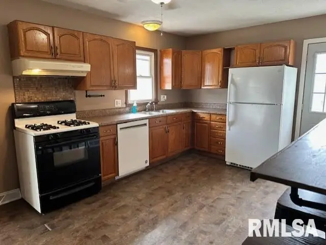 6 Fernwood Boulevard, Jacksonville, IL 62650 - Image #2