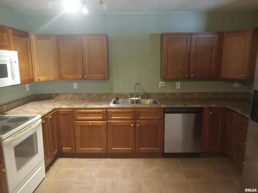 33 Windrush Drive, Jacksonville, IL 62650 - Image #2