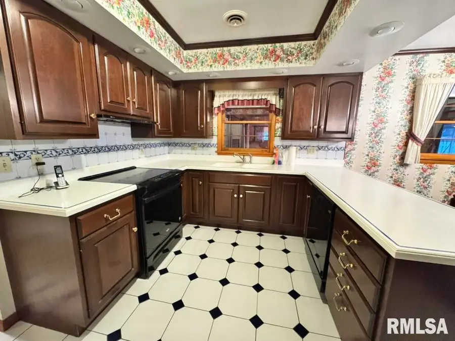 512 Sunset Court, Rushville, IL 62681 - Image #2