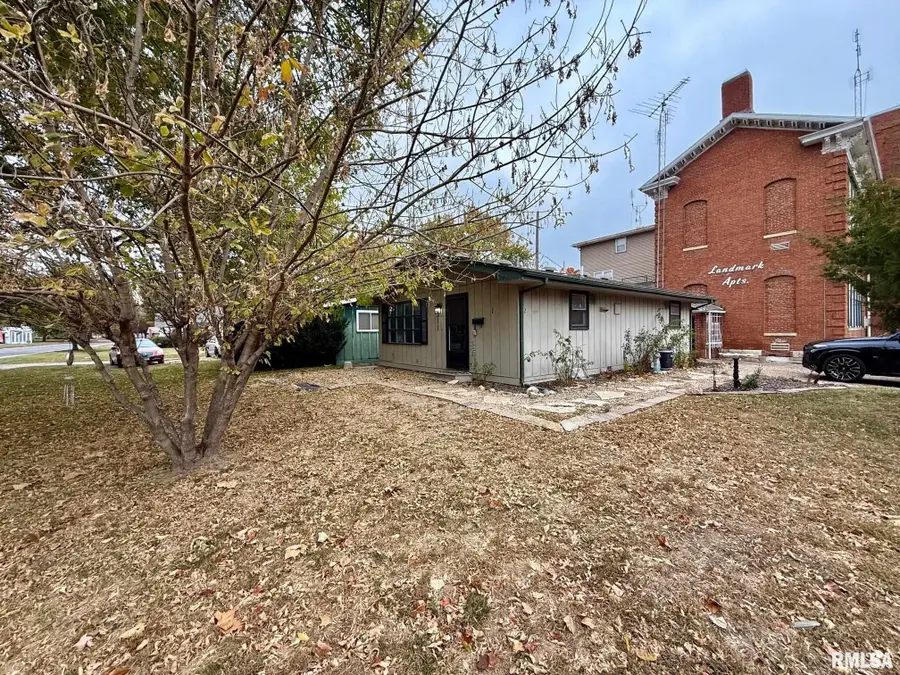 211 E Taylor Street, Petersburg, IL 62675 - Image #2