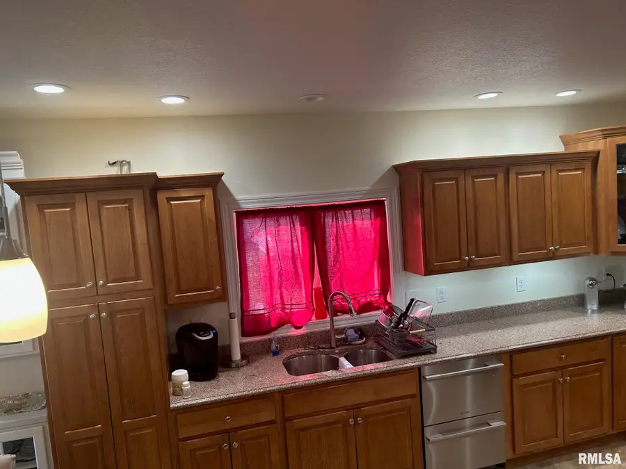 708 W Market Street, Taylorville, IL 62568 - Image #2