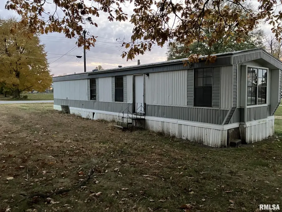 255 and 265 W Maple Street, Roseville, IL 61473 - Image #3