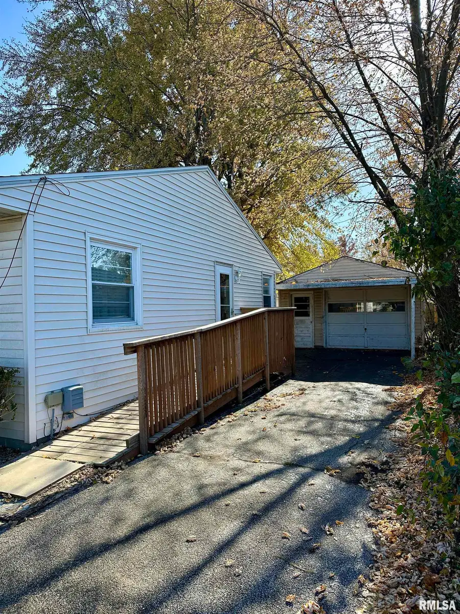 855 W Superior Avenue, Jacksonville, IL 62650 - Image #2