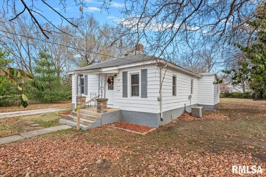 510 S Mauvaisterre Street, Jacksonville, IL 62650 - Image #2