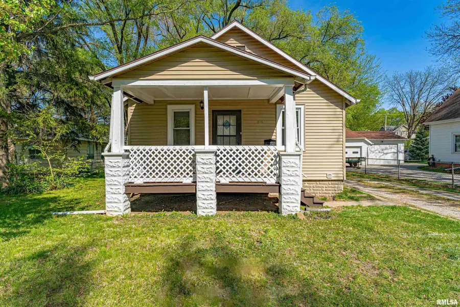 210 Palmer Avenue, Lincoln, IL 62656 - Image #2