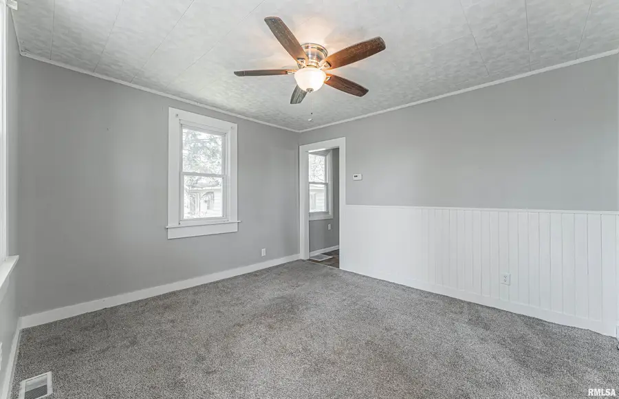 210 Palmer Avenue, Lincoln, IL 62656 - Image #3