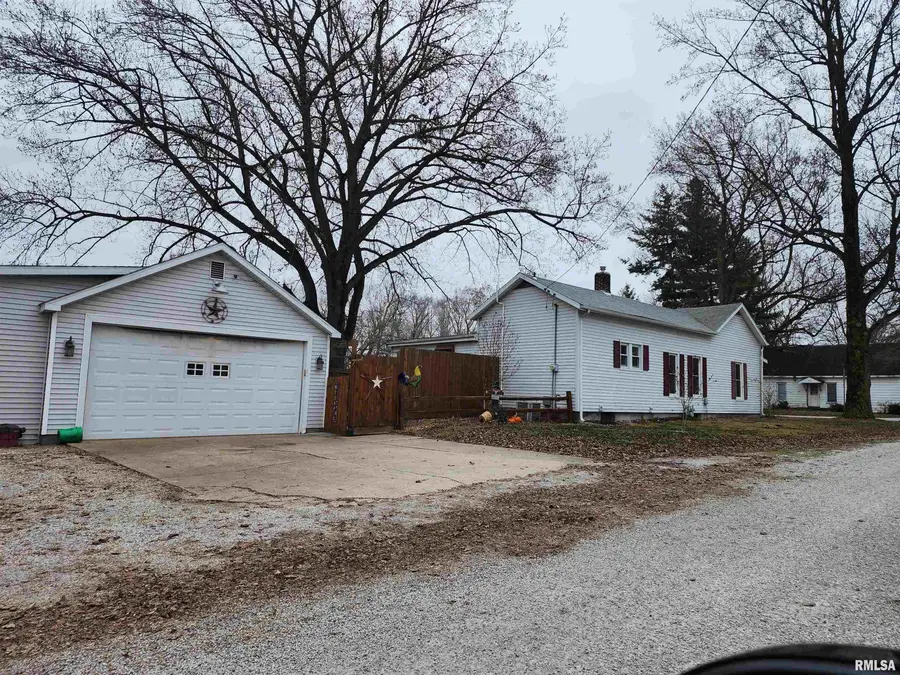 305 W Simpson Street, Mechanicsburg, IL 62545 - Image #2