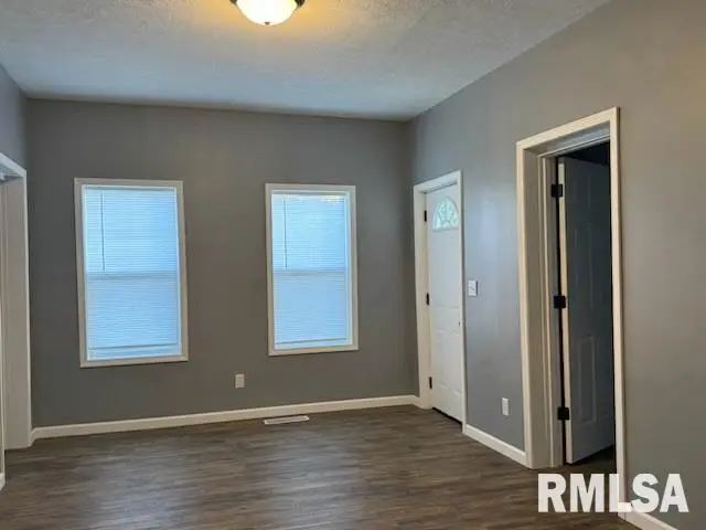 217 E Tremont Street, Waverly, IL 62692 - Image #2
