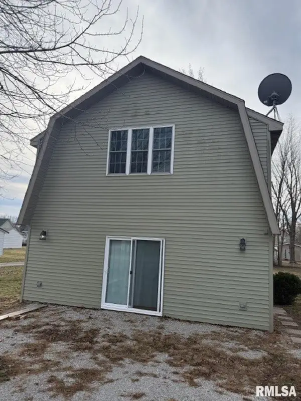 112 E Grand Avenue, Owaneco, IL 62555