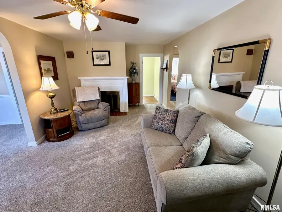 405 W Michigan Avenue, Jacksonville, IL 62650 - Image #2