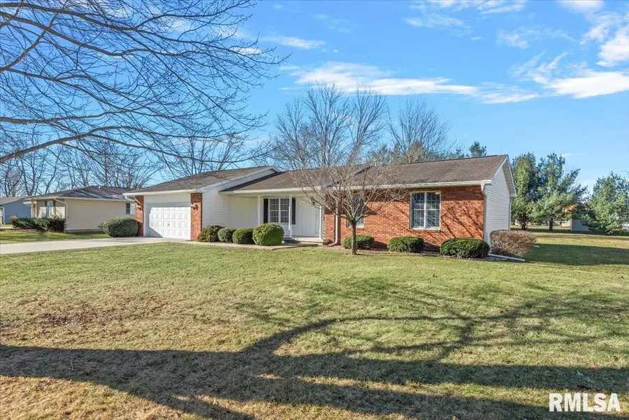 2417 E Lake Shore Drive, Taylorville, IL 62568 - Image #2