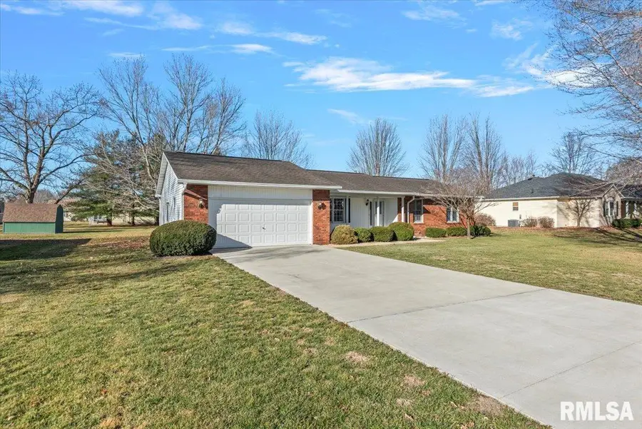 2417 E Lake Shore Drive, Taylorville, IL 62568 - Image #3