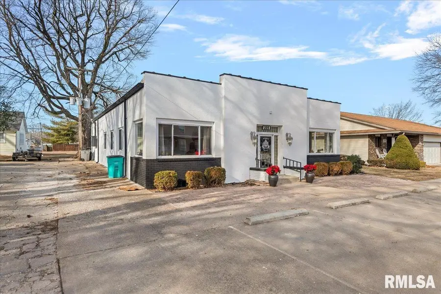 221 S Monroe Street, Pittsfield, IL 62363-1931 - Image #3