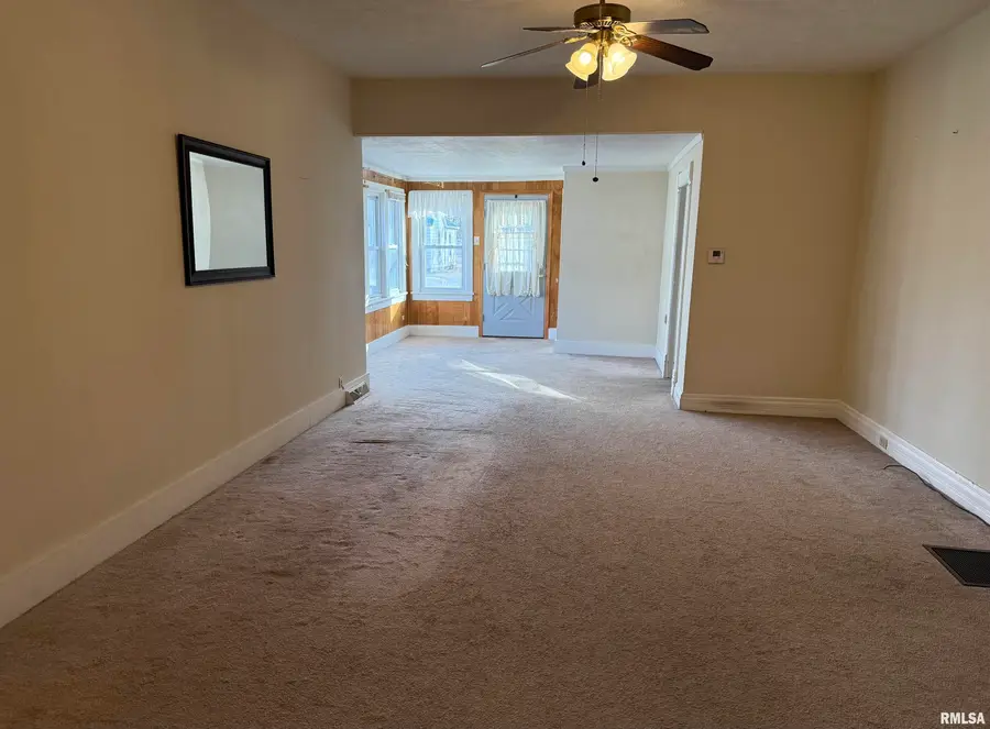 355 W Elm Street, Waverly, IL 62692 - Image #2