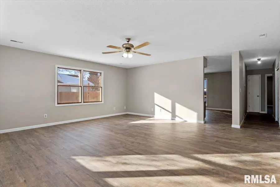 410 E Washington Street, Auburn, IL 62615 - Image #2