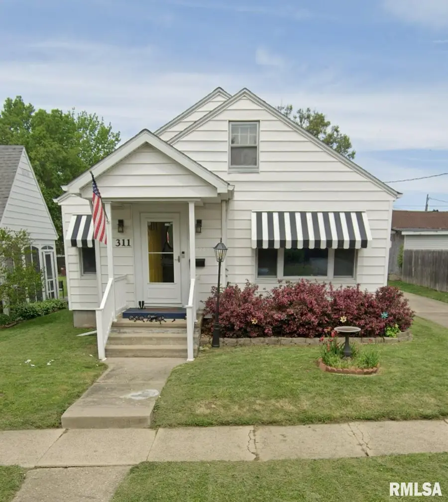 311 W Adams Street, Taylorville, IL 62568 - #2