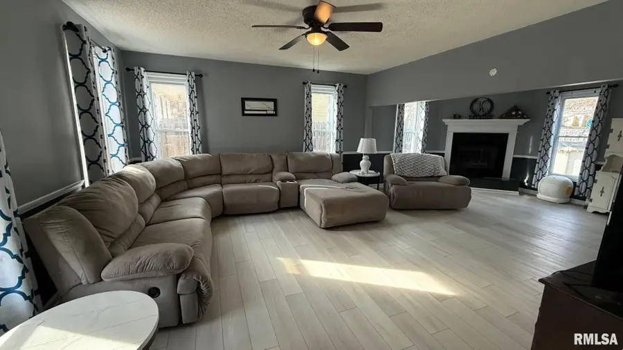 107 E Rutledge Avenue, Petersburg, IL 62675 - #3