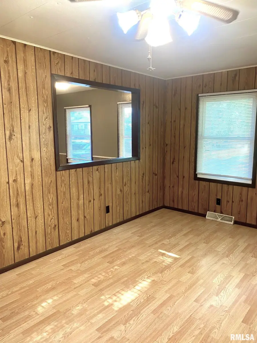502 Williamette Avenue, Lincoln, IL 62656 - #3