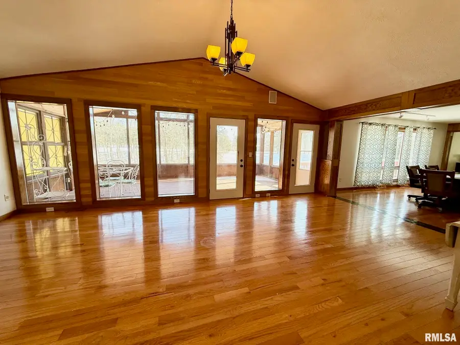 197 Chestnut Place, Petersburg, IL 62675 - #3