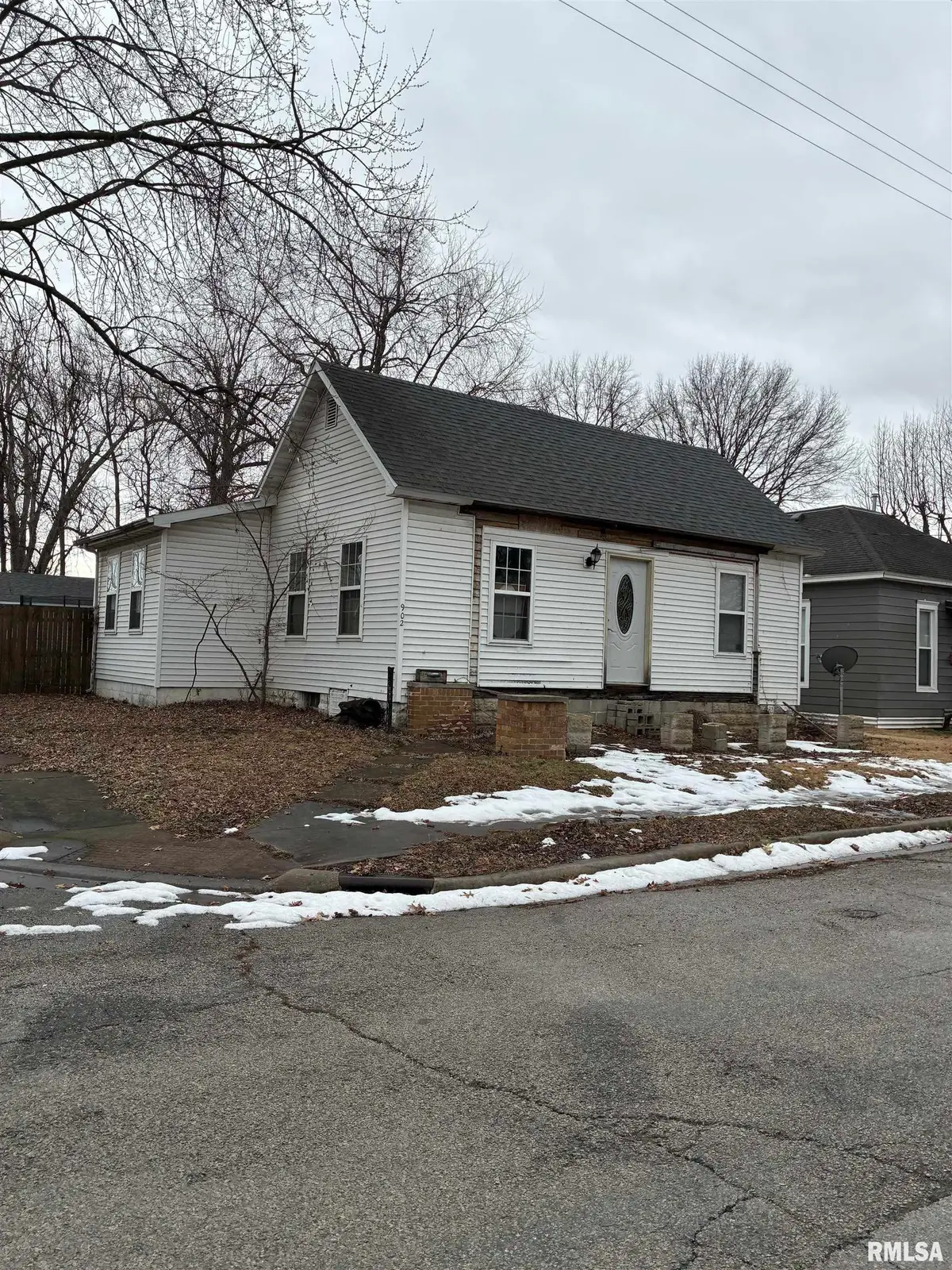 902 W Franklin Street, Taylorville, IL 62568 - #1