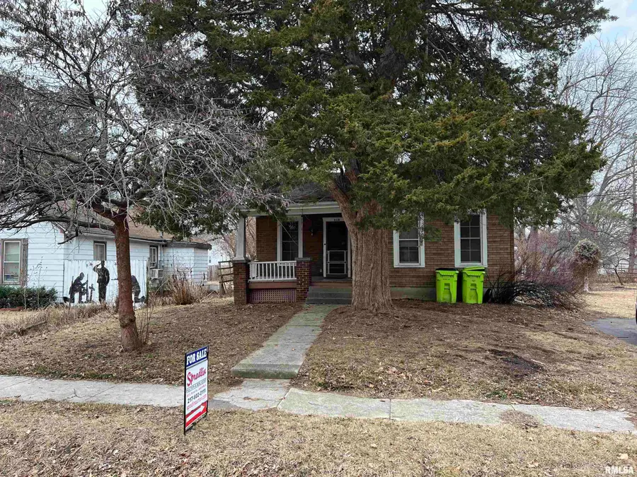 813 Goltra Avenue, Jacksonville, IL 62650 - #2