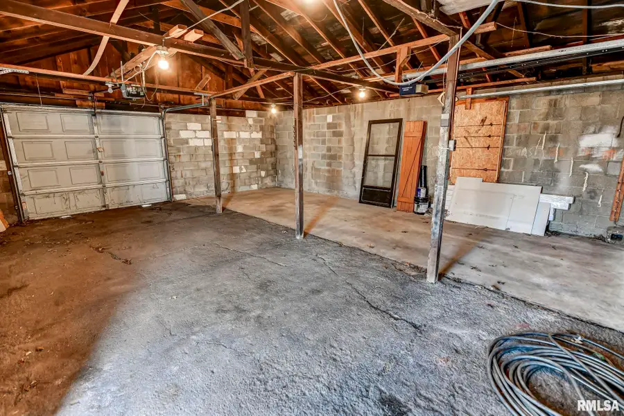 922 W Vandeveer Street, Taylorville, IL 62568 - #2