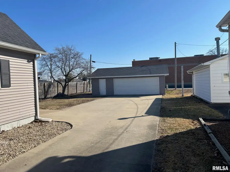 322 N Clay Street, Taylorville, IL 62568 - #2