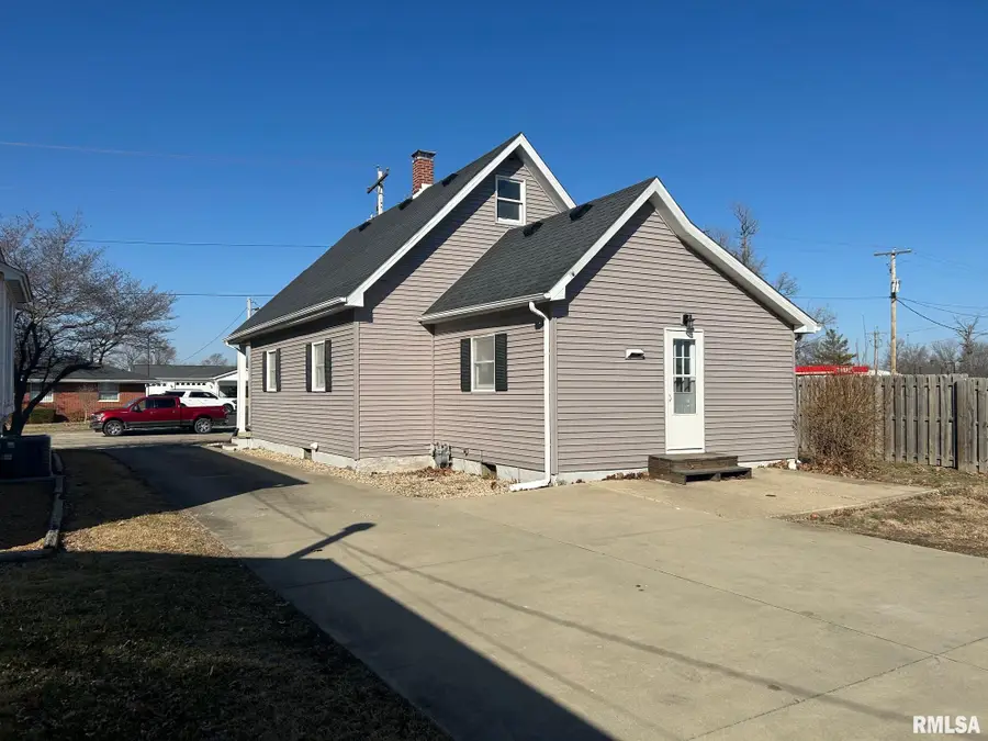 322 N Clay Street, Taylorville, IL 62568 - #3