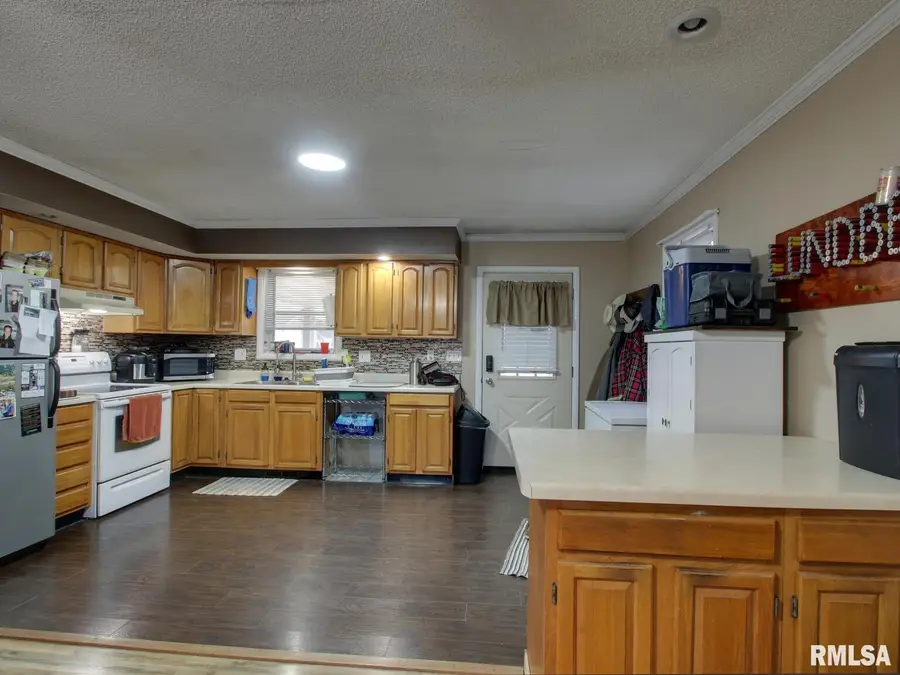 560 Tremont Street, Barry, IL 62312 - #3