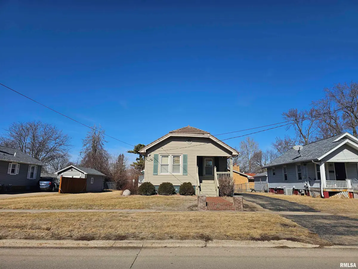 569 E 5th Street, Galesburg, IL 61401 - #1