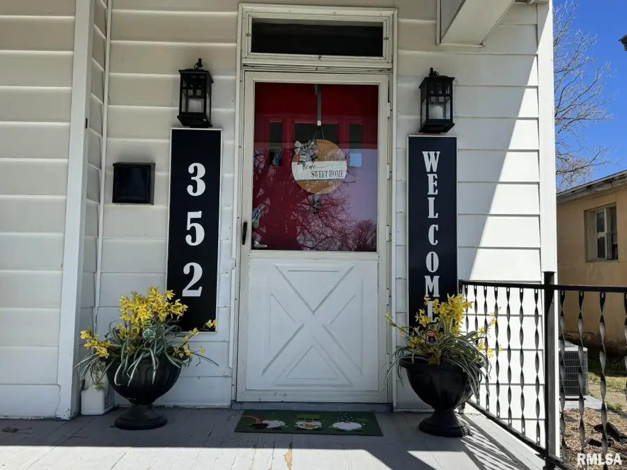 352 E State Street, Jacksonville, IL 62650 - #2