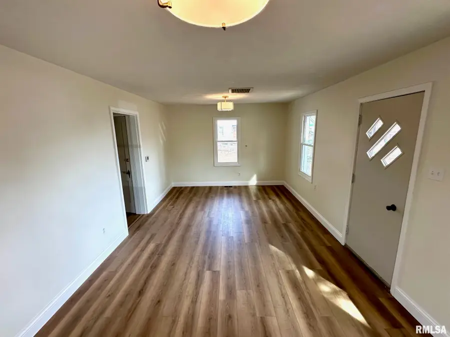 585 Cherry Street, Jacksonville, IL 62650 - #3