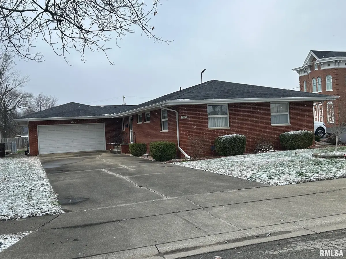 309 N Clay Street, Taylorville, IL 62568 - #1