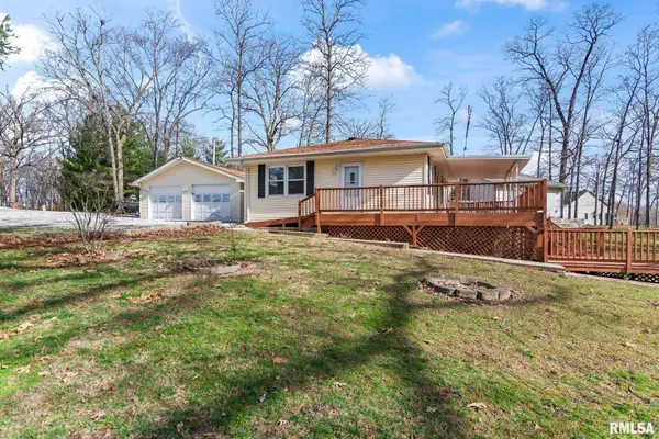 15959 N Lake Road, Girard, IL 62640