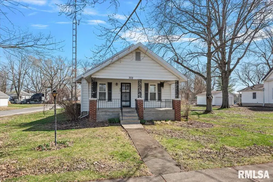 302 S Pine Street, Stonington, IL 62567 - #2