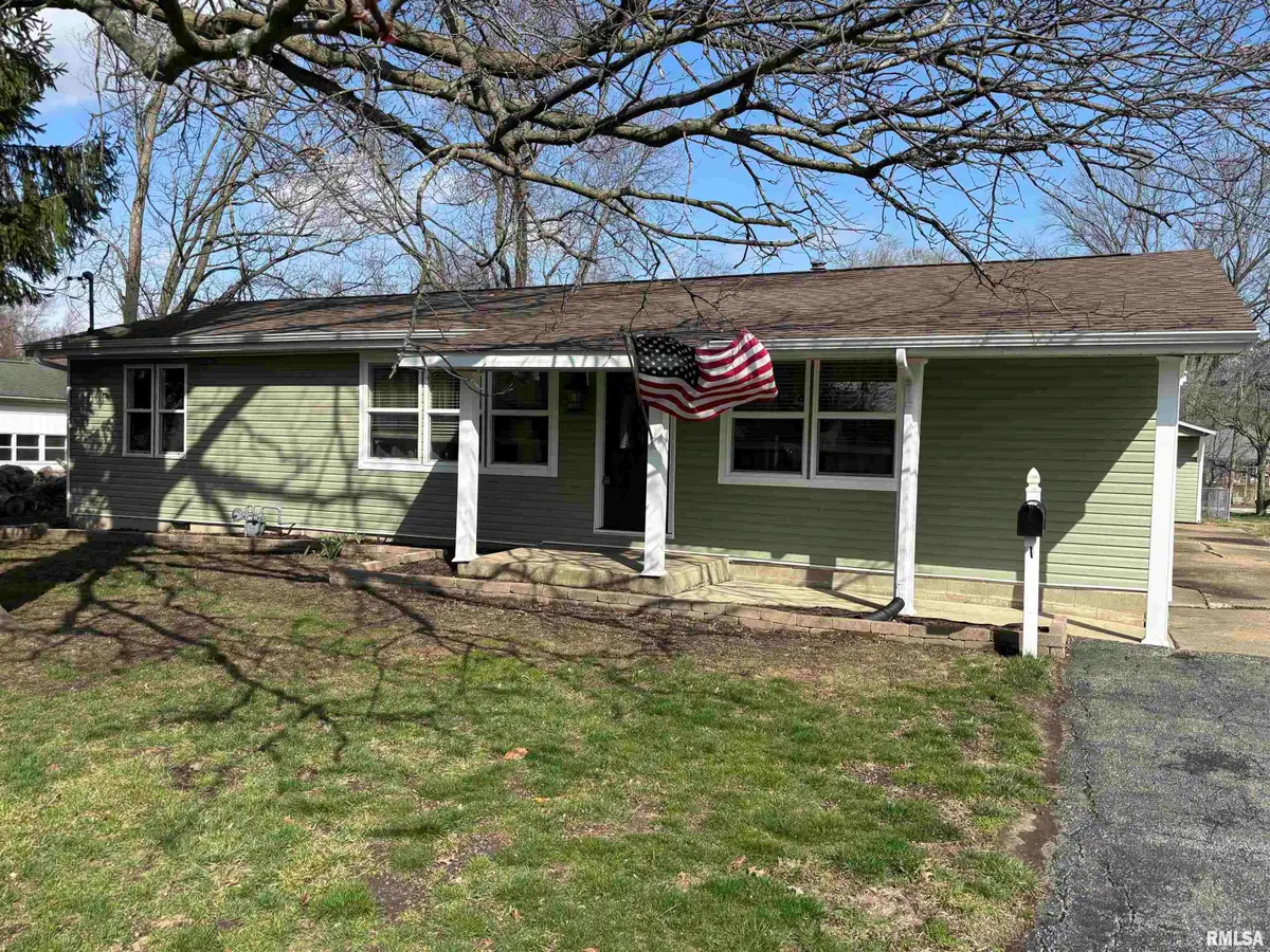 1025 W Rich Street, Taylorville, IL 62568 - #1