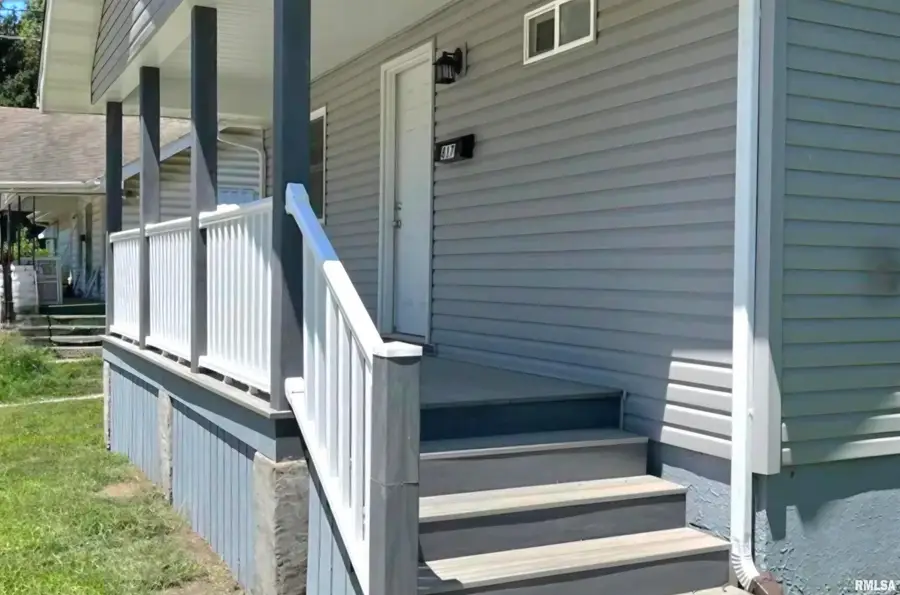 817 E Stanford Avenue, Springfield, IL 62704 - #2