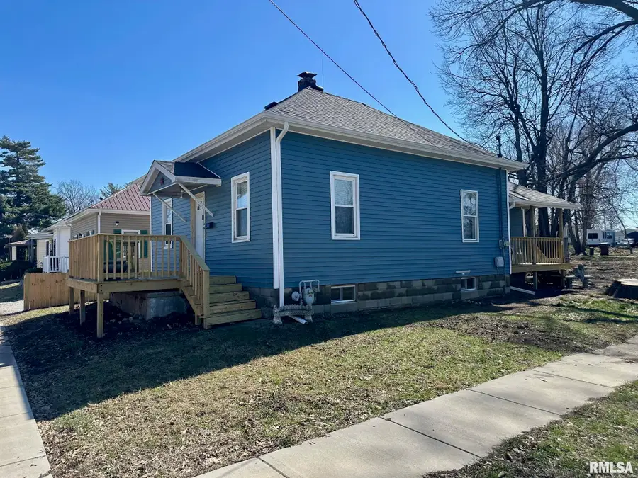 902 E Oak Street, Taylorville, IL 62568 - #2