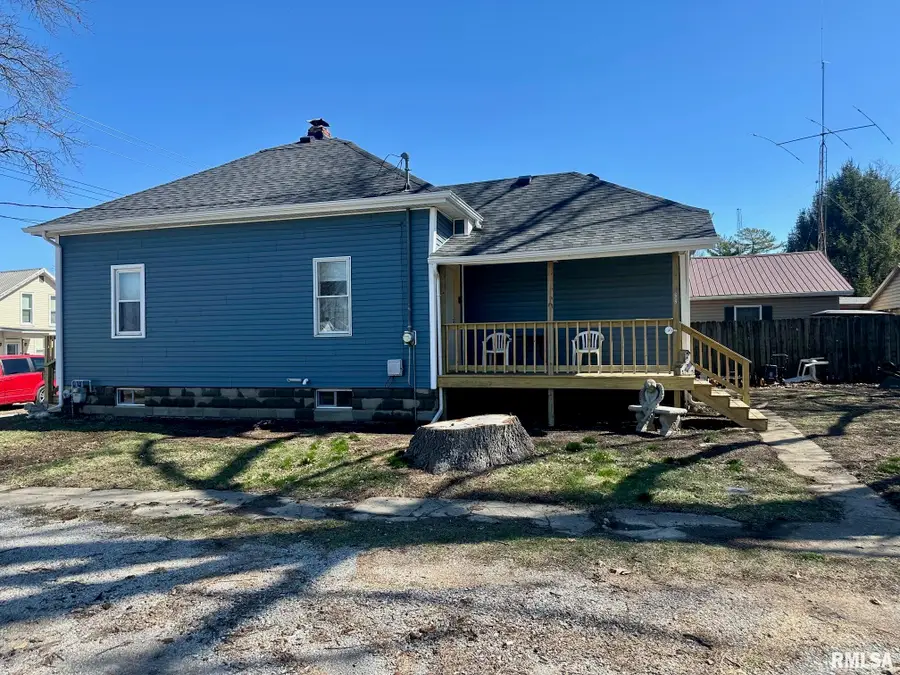 902 E Oak Street, Taylorville, IL 62568 - #3